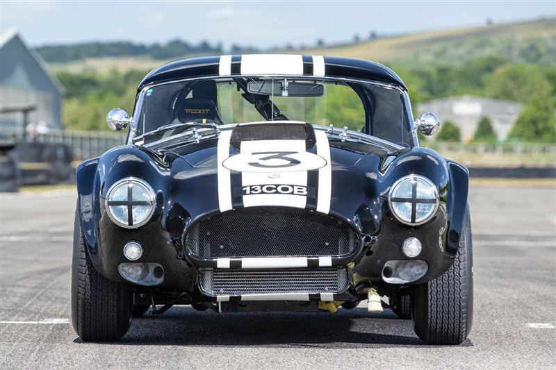 AC／Shelby American Cobra車手Ninian Sanderson與Peter Bolton駕駛。（翻攝Bonhams Cars網站）
