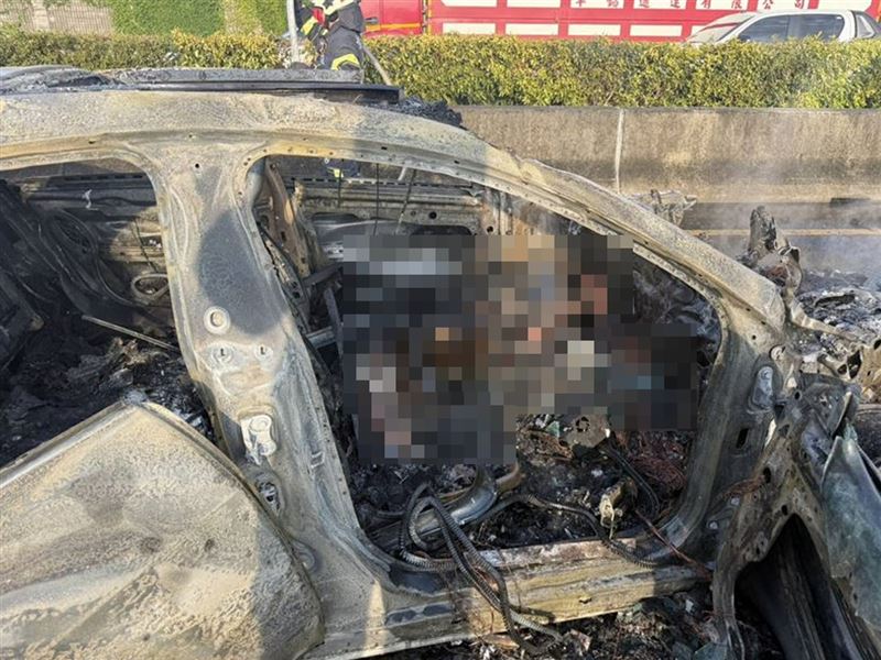 賓士車燒到只剩車殼。（圖／翻攝畫面）