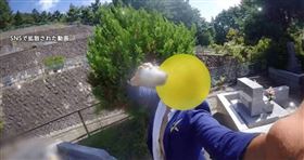 外國人闖入日本墓園作亂。（圖／翻攝自社群網站X @FNN_News）