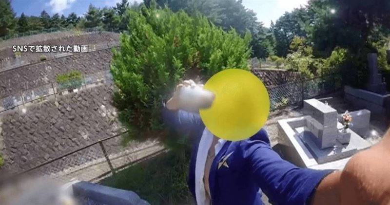 男子邊走邊拍攝墓地環境，手裡拿著供品飲用，還與墓碑做出「乾杯」動作，並語帶挑釁地說「如果是帶著憤怒死去的，那就能復仇了。」。（圖／翻攝自社群網站X @FNN_News）