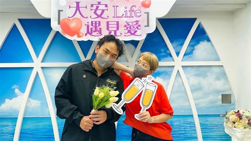 金曲樂團「滅火器」主唱楊大正（左），在今年初無預警宣布與妻子山東（右）結束8年婚姻。（圖／翻攝自楊大正IG）