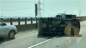 國道3連環車禍！轎車失控猛撞「小貨車翻覆」　紫爆回堵1公里
