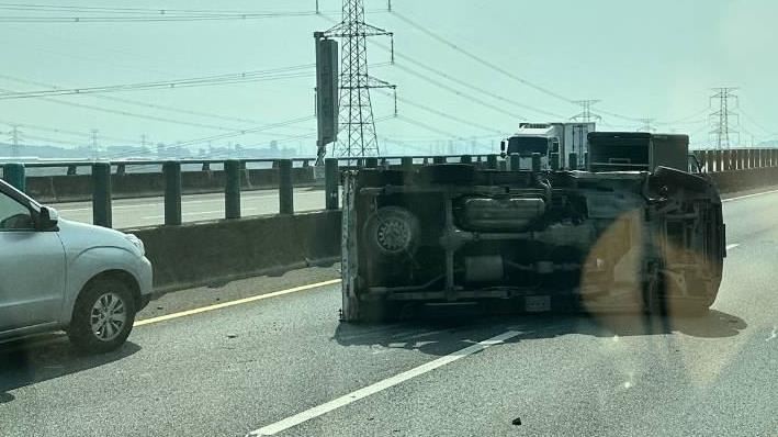 新／國3轎車失控撞貨車慘翻覆　回堵1公里
