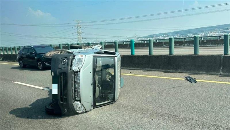 小貨車遭撞擊後翻覆。（圖／民眾提供）