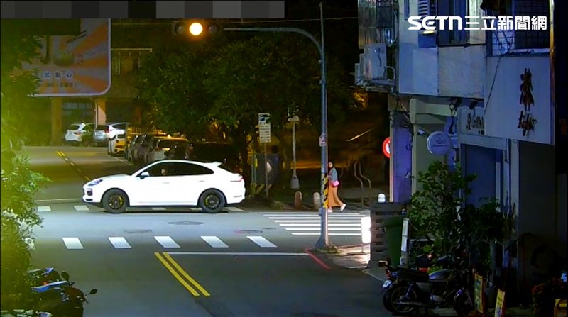 57歲周姓男子，他與妻子當晚在燒烤店飲酒後雖已叫好代駕，卻以「不會定位停車場出口」為由，自行將車子駛出地下停車場，也算酒駕被活逮。（圖／翻攝畫面）