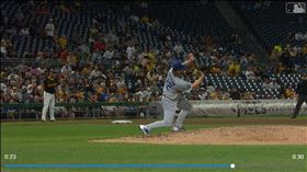 柯蕭（Clayton Kershaw）美技沒收投手正面強襲球。（圖／翻攝自MLB官網）