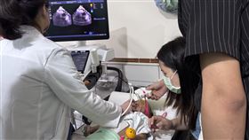 出生4個多月的陳小妹，因滿月時醫師聽診發現心雜音，於門診檢查心臟超音波，確診為動脈導管未閉的狀況。（圖／大林慈濟醫院提供）