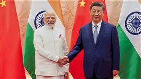 印度總理莫迪前幾日才於天津舉行的上合組織峰會期間，與習近平進行會晤。（圖／美聯社／達志影像）