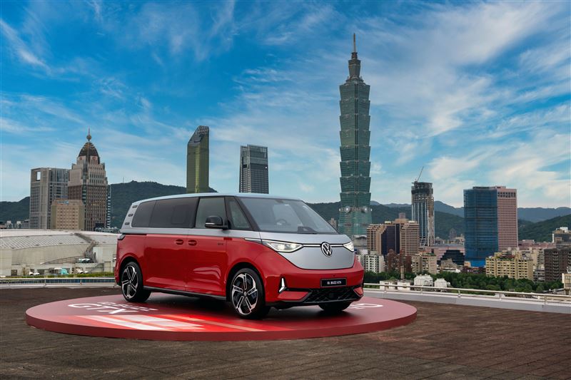 福斯商旅全新ID. BUZZ GTX閃電現身高空停機坪，撼動登場。（圖／福斯商旅提供）
