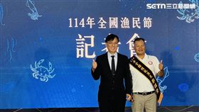鄭瑞隆於民國110年取得全台第一張水產類「農產品初級加工場證」。（圖／記者柯美儀攝影）
