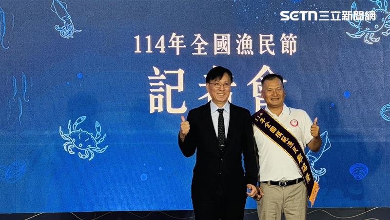 鄭瑞隆於民國110年取得全台第一張水產類「農產品初級加工場證」。（圖／記者柯美儀攝影）