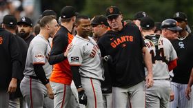 戴佛斯（Rafael Devers）開轟後和洛磯先發投手口角，兩隊板凳清空。（圖／路透社／達志影像）