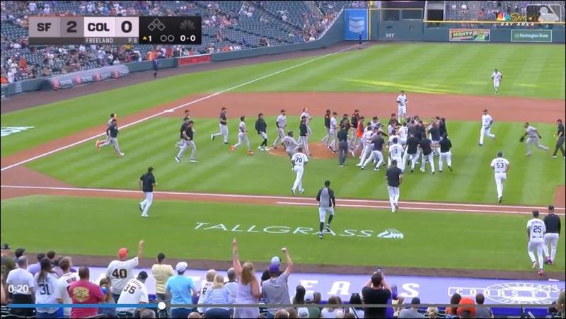 戴佛斯（Rafael Devers）開轟後和洛磯先發投手口角，兩隊板凳清空。（圖／翻攝自MLB官網）