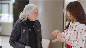 導演白心儀（右）與保育界傳奇人物珍古德博士互動。（圖／三立提供）