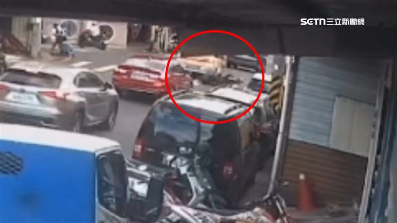 女子騎乘微型電動二輪車追撞計程車