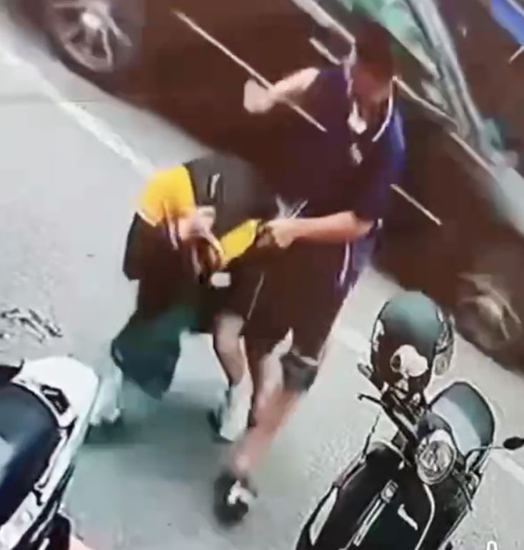 酒醉的張男拿起高粱酒瓶重重砸向少年頭部。（圖／翻攝畫面）