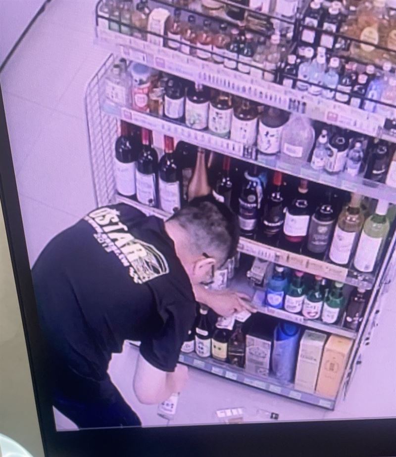張男在超商打破酒瓶。（圖／翻攝畫面）