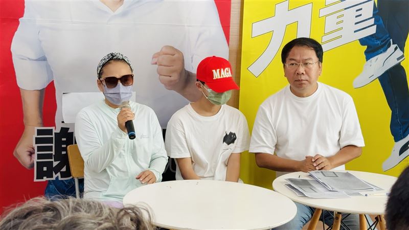 陳男母親心疼表示，兒子遭攻擊後心中留下陰影，至今仍不敢去讀書。（圖／翻攝畫面）