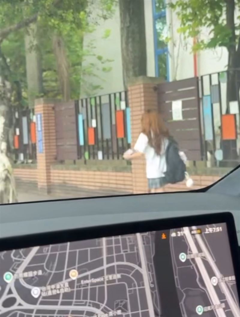 大女兒撒嬌，由爸爸專車接送，到校後頭也不回直接走進教室。（圖／翻攝自佩甄IG）