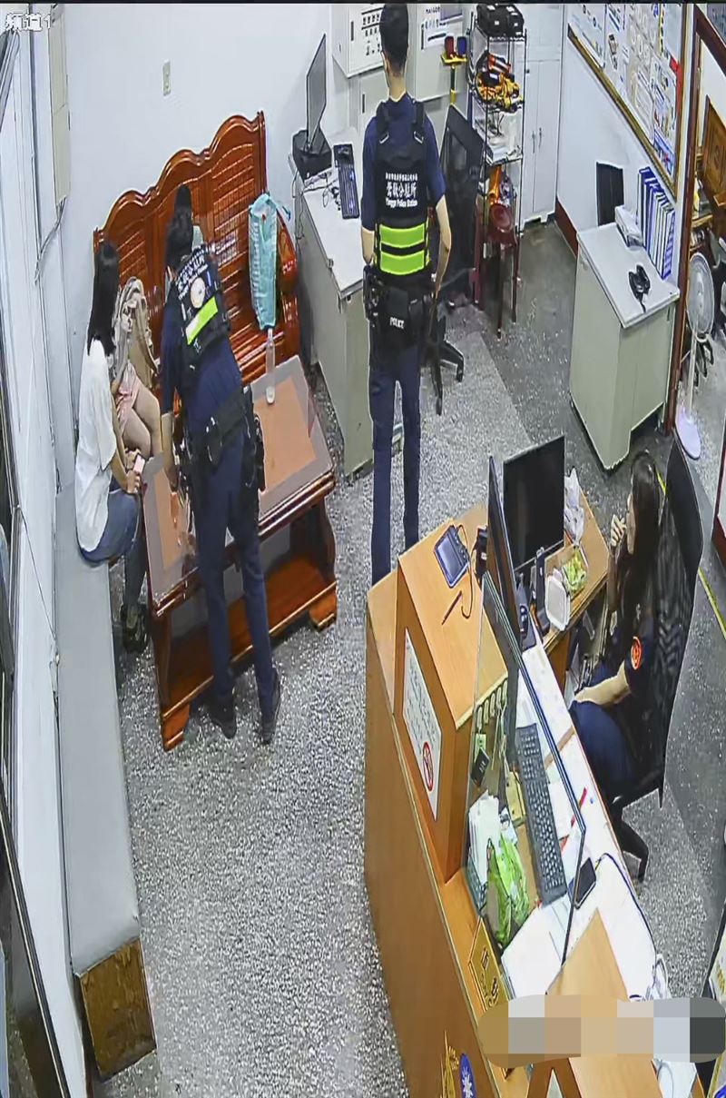 警方把蔡姓小姊弟（10歲、7歲）先帶回派出所暫時安置。（圖／翻攝畫面）