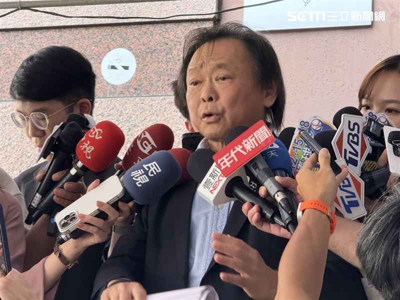 民進黨立委王世堅出席中常會前受訪。（圖／記者劉秀敏攝影）