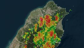 「台灣颱風論壇｜天氣特急」今（3）天下午貼出一張圖並發文提醒，【大台北午後雷陣雨】，山區對流逐漸發展，稍後可能移向平地；下午至傍晚請注意瞬間大雨、雷擊、強陣風。（圖／翻攝自台灣颱風論壇）