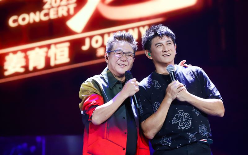 演唱會上，姜育恆（左）一見到多年好友吳奇隆（右），當場拋出一句「先聊聊劉詩詩怎麼樣？」（圖／翻攝自姜育恆微博）