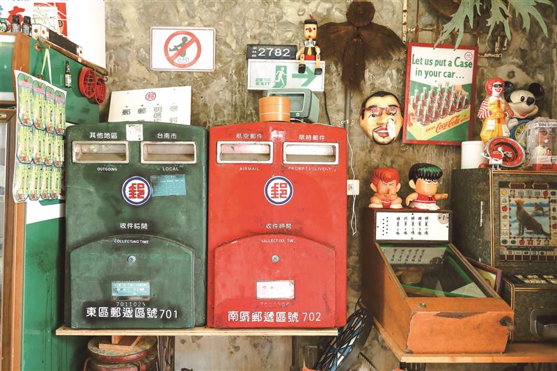 結合老宅、老件的風格咖啡館，彷彿穿越時空來到數十年前的柑仔店，用不同角度欣賞美好時光