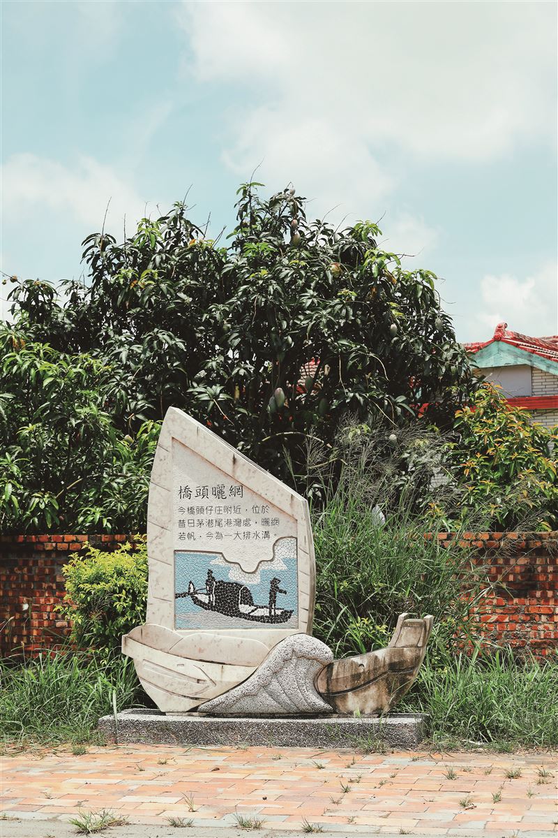 走進農村可見金黃稻浪間的一座廟宇，保存著在地生活的氣息