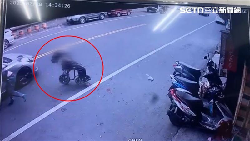 撞擊瞬間，阿嬤卡在輪椅上，輪子加速往前衝。（圖／翻攝畫面）