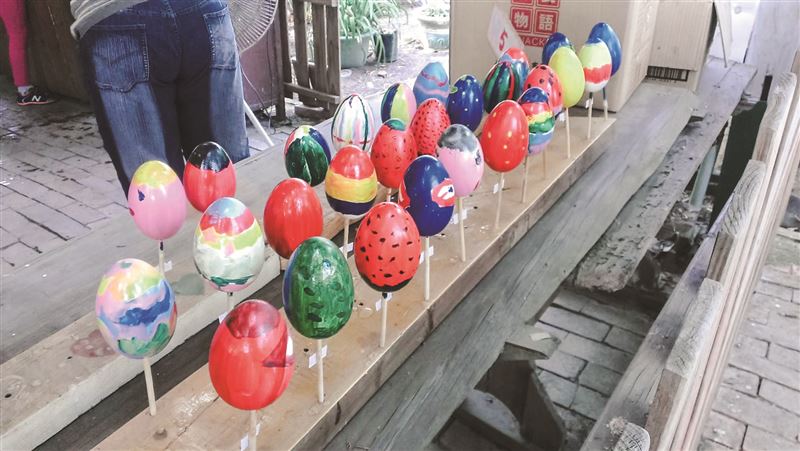 結合白鵝生態與食農教育，遊客可透過彩繪鵝蛋活動，留下旅遊記憶。（圖／白鵝生態教育農場提供）