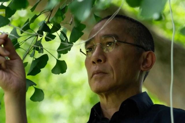 梁朝偉這次飾演角色是神經科學家。（圖／翻攝自《Silent Friend》劇照）