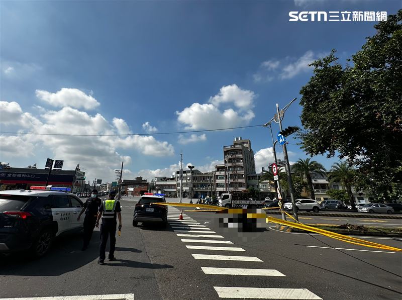 現場出動大批警消將婦人從巨輪下拖出，已經沒了呼吸心跳。（圖／民眾提供）
