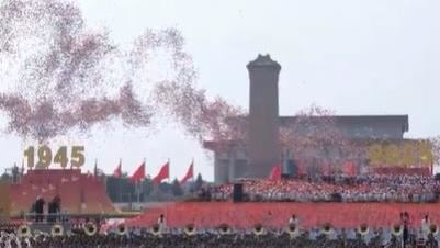 中國北京閱兵最後以放飛8萬顆彩色氣球作結，看似壯觀卻遭澳洲媒體批評根本是害慘環境的違法行為。（圖／北京閱兵直播截圖）