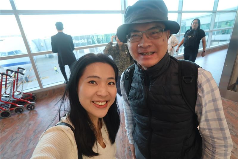 徐巧芯帶員工出國旅遊，巧遇媒體人鄭弘儀，兩人開心合照。（圖／翻攝自Threads @chiaohsinhsu）
