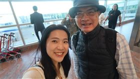 徐巧芯帶員工去出國旅遊，巧遇媒體人鄭弘儀，兩人開心合照。（圖／翻攝自Threads @chiaohsinhsu）