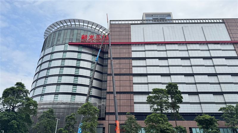 有網友直擊，台中新光三越昨日掛上新招牌。（圖／民眾提供）