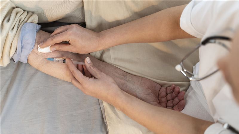 被告男護理師辯稱，為了讓患者「好好睡覺」才會施打過量鎮定劑，否認殺人意圖。(示意圖／freepik)