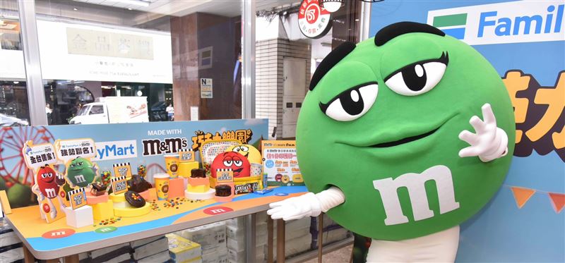 購買聯名商品任一件可於全家APP獲得一章,集滿指定點數兌換M&M’S限量周邊好禮。(圖/品牌業者提供)