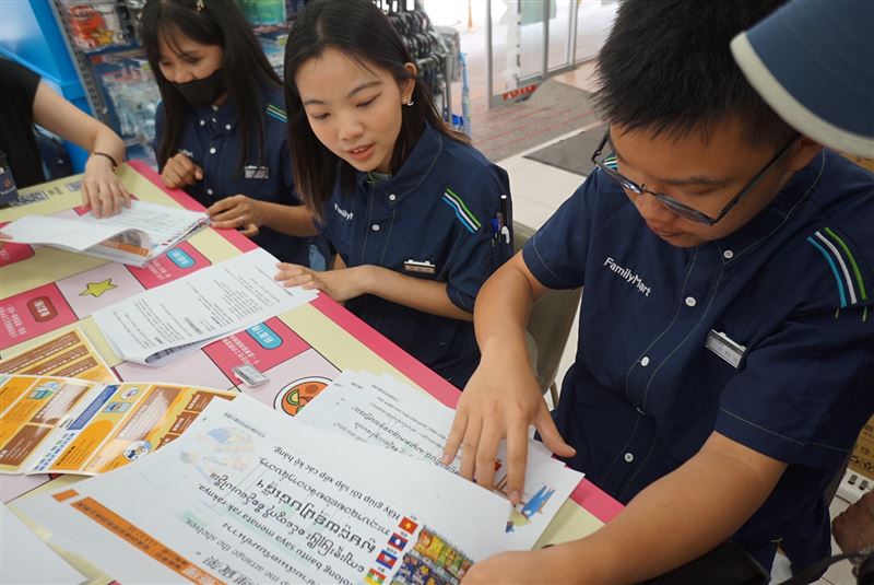 全家南海店持續舉辦「新住民職場體驗工作坊」,讓新住民及新二代學員熟悉營運流程並成功媒合就業機會。(圖/品牌業者提供)