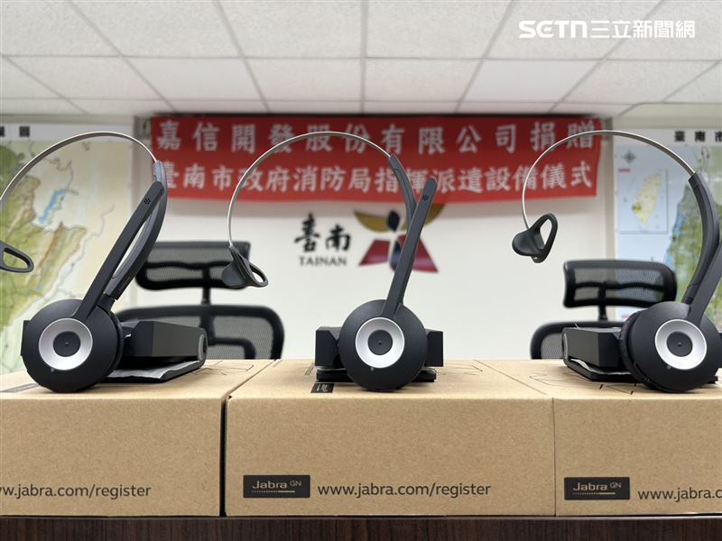 嘉信開發捐贈派遣系統耳機組36套，消防局局長李明峯表示，加快搶救現場的派遣與應變。（圖／翻攝畫面）