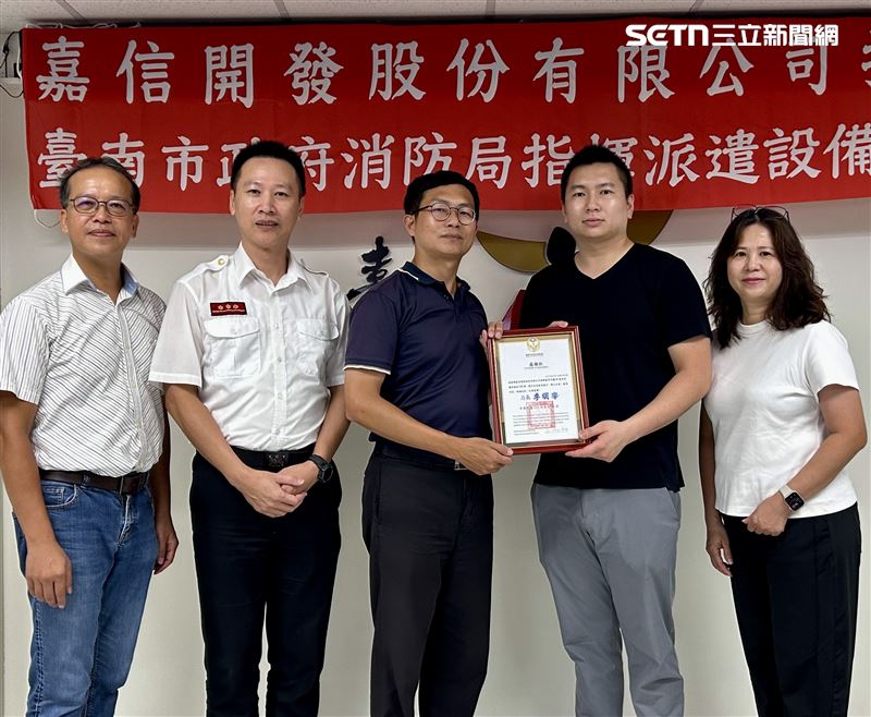 嘉信開發捐贈派遣系統耳機組36套，消防局局長李明峯表示，加快搶救現場的派遣與應變。（圖／翻攝畫面）