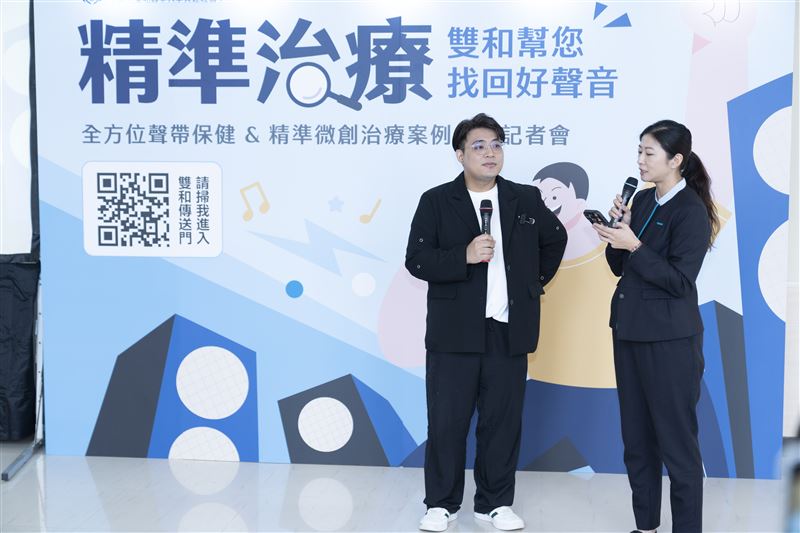 吳鎮安(左1)出席記者會,分享自己治療嗓音受損的心路歷程。(圖/雙和醫院提供)