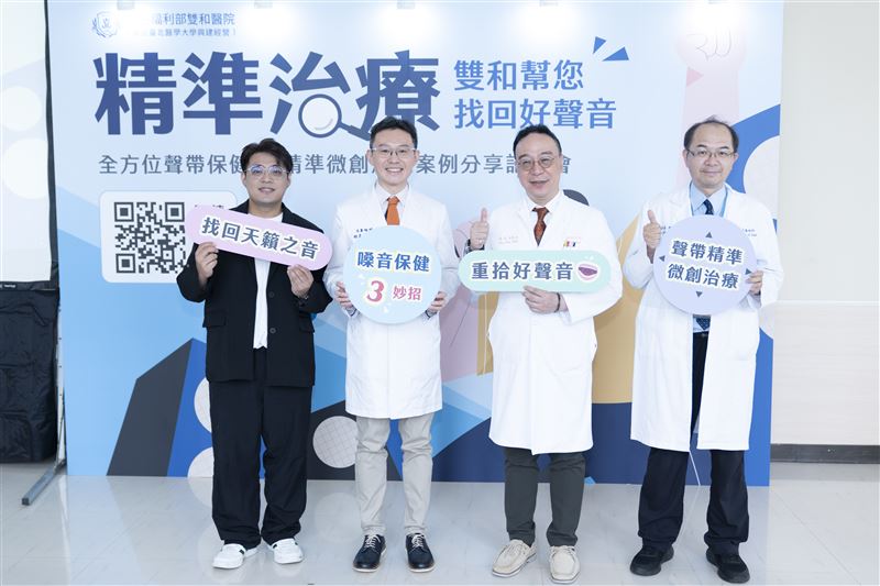 吳鎮安(左1)與醫療團隊合影。(圖/雙和醫院提供)