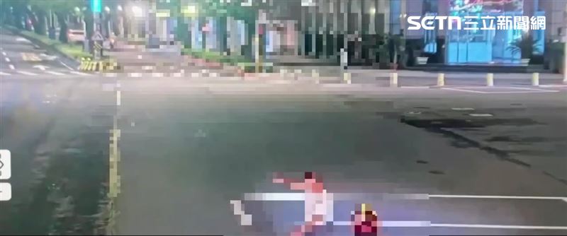 北市陳男酒後闖紅燈穿約馬路遭林姓男大生機車追撞慘亡。（圖／翻攝畫面）