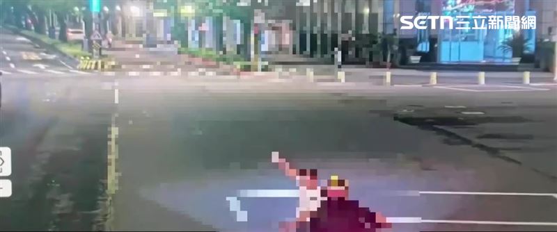 北市陳男酒後闖紅燈穿約馬路遭林姓男大生機車追撞慘亡。（圖／翻攝畫面）