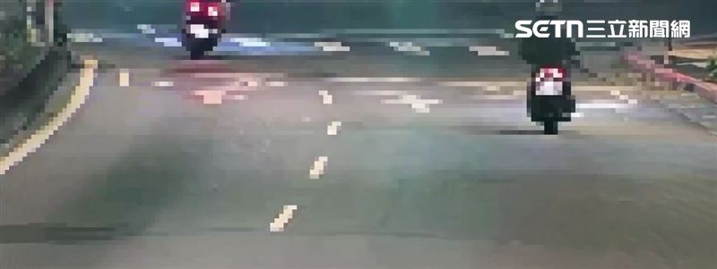 北市陳男酒後闖紅燈穿約馬路遭林姓男大生機車追撞慘亡。（圖／翻攝畫面）