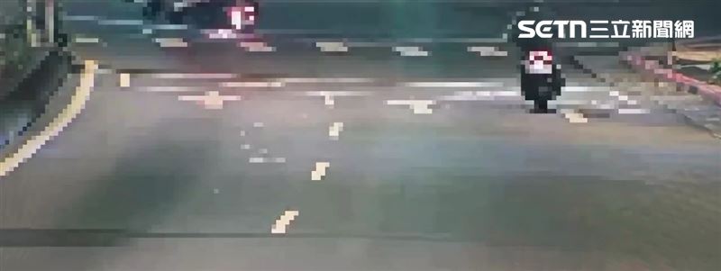 北市陳男酒後闖紅燈穿約馬路遭林姓男大生機車追撞慘亡。（圖／翻攝畫面）