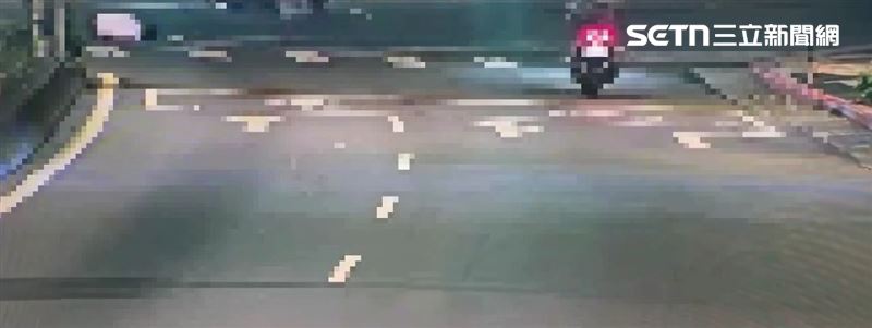 北市陳男酒後闖紅燈穿約馬路遭林姓男大生機車追撞慘亡。（圖／翻攝畫面）