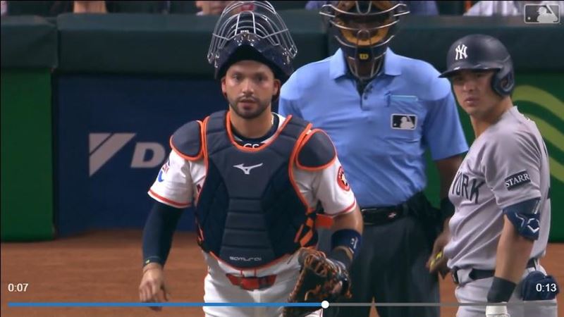 薩拉札遭隊友砸後傻眼起身。（圖／翻攝自MLB官網）